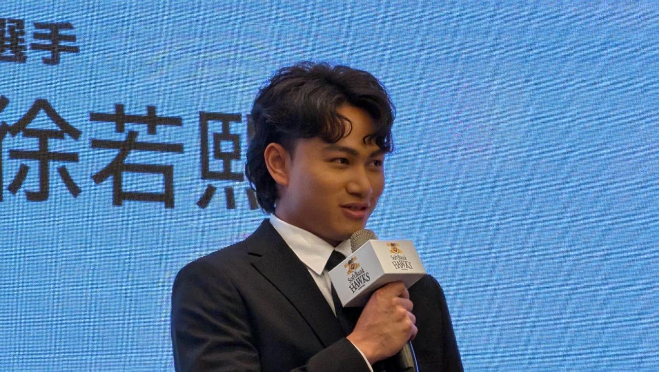 入団会見に臨んだソフトバンク徐若熙（シュー・ルオシー）（球団提供）