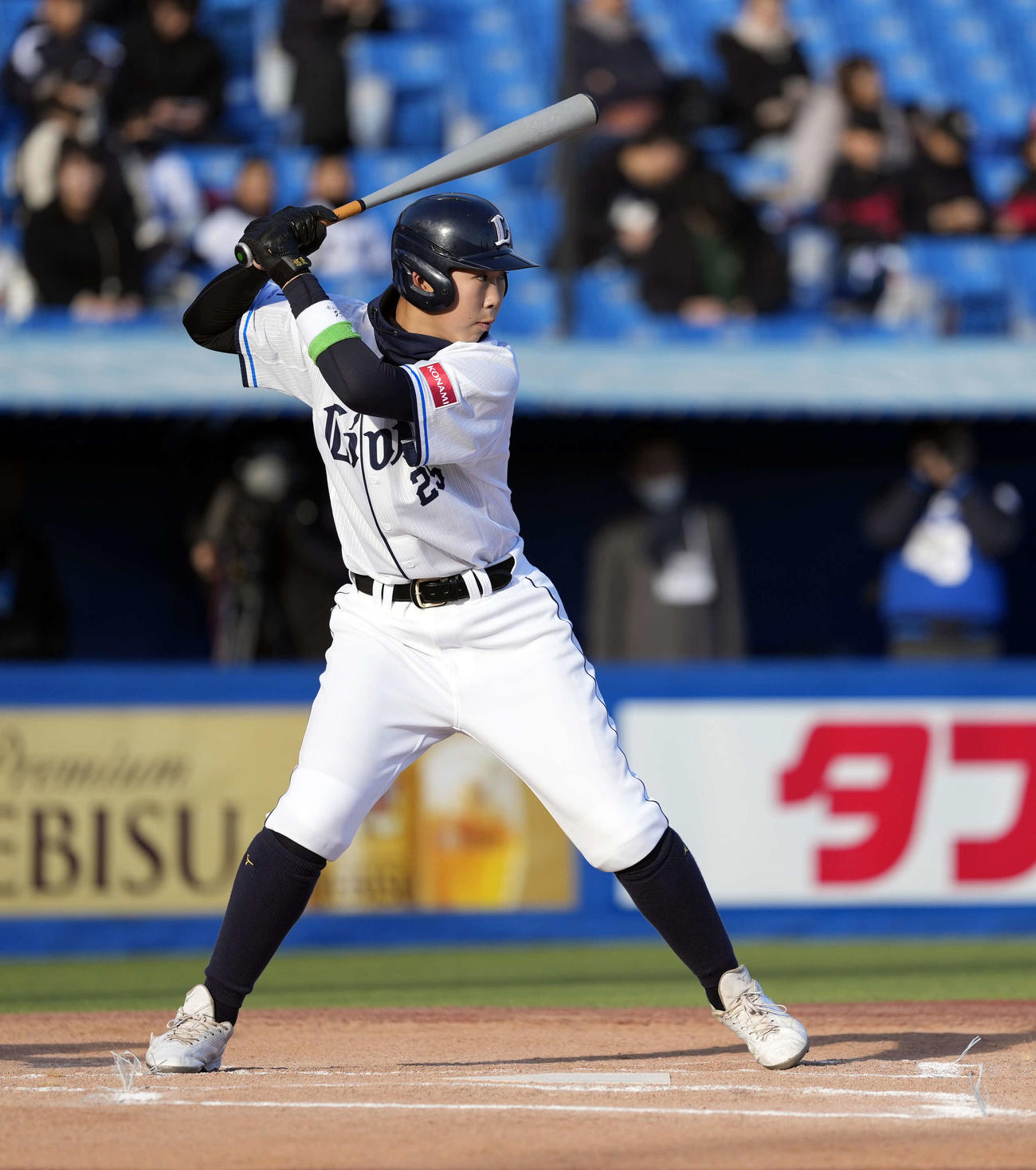 埼玉西武ジュニア対東京ヤクルトジュニア　2回表埼玉西武ジュニア1死、右越え二塁打を放つ五十嵐（撮影・小島史椰）