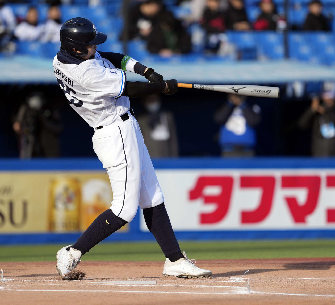 埼玉西武ジュニア対東京ヤクルトジュニア　2回表埼玉西武ジュニア1死、右越え二塁打を放つ五十嵐（撮影・小島史椰）