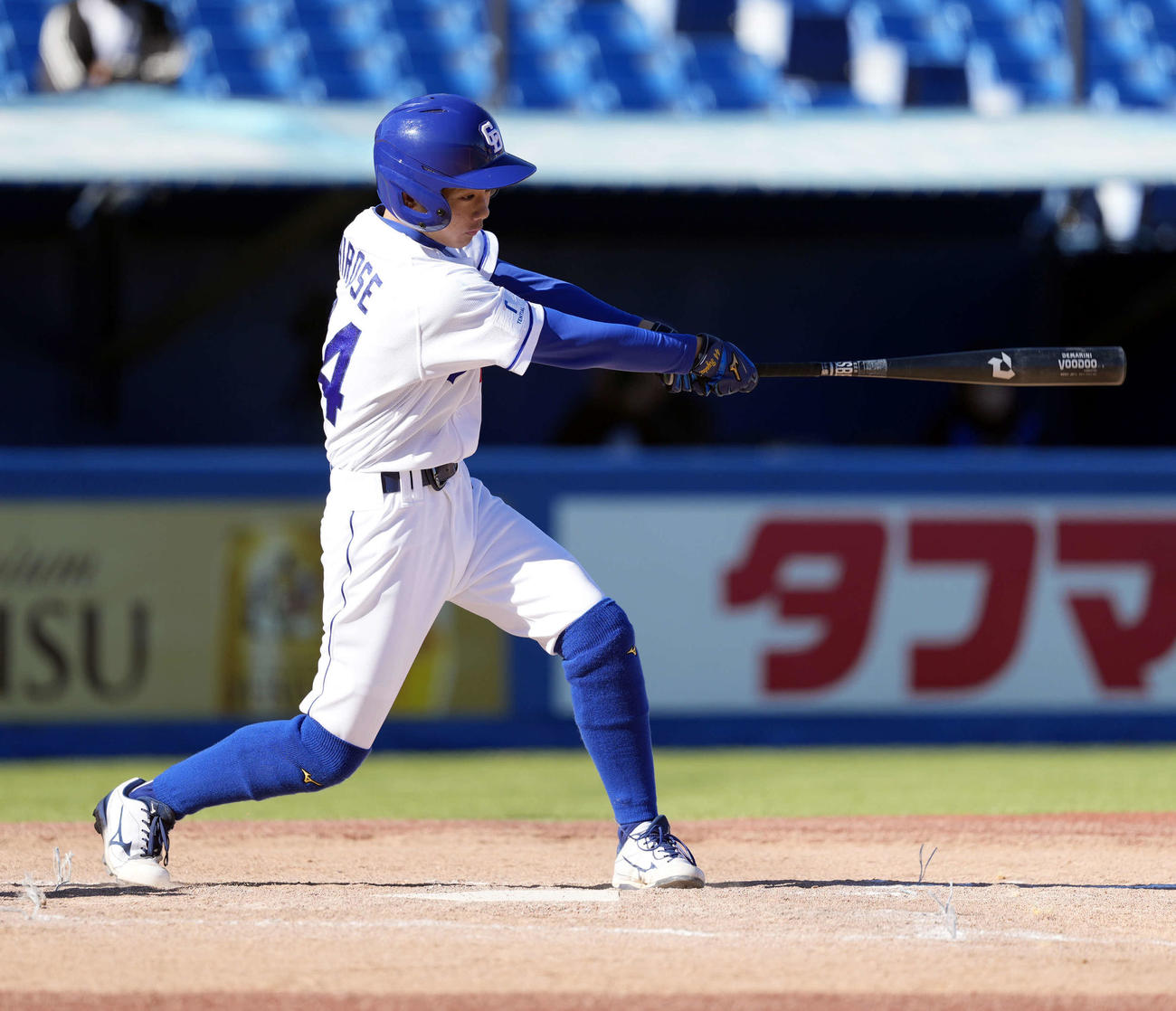 ルートインBCリーグジュニア対中日ジュニア　5回裏中日ジュニア無死一、三塁、2点適時二塁打を放つ広瀬（撮影・小島史椰）