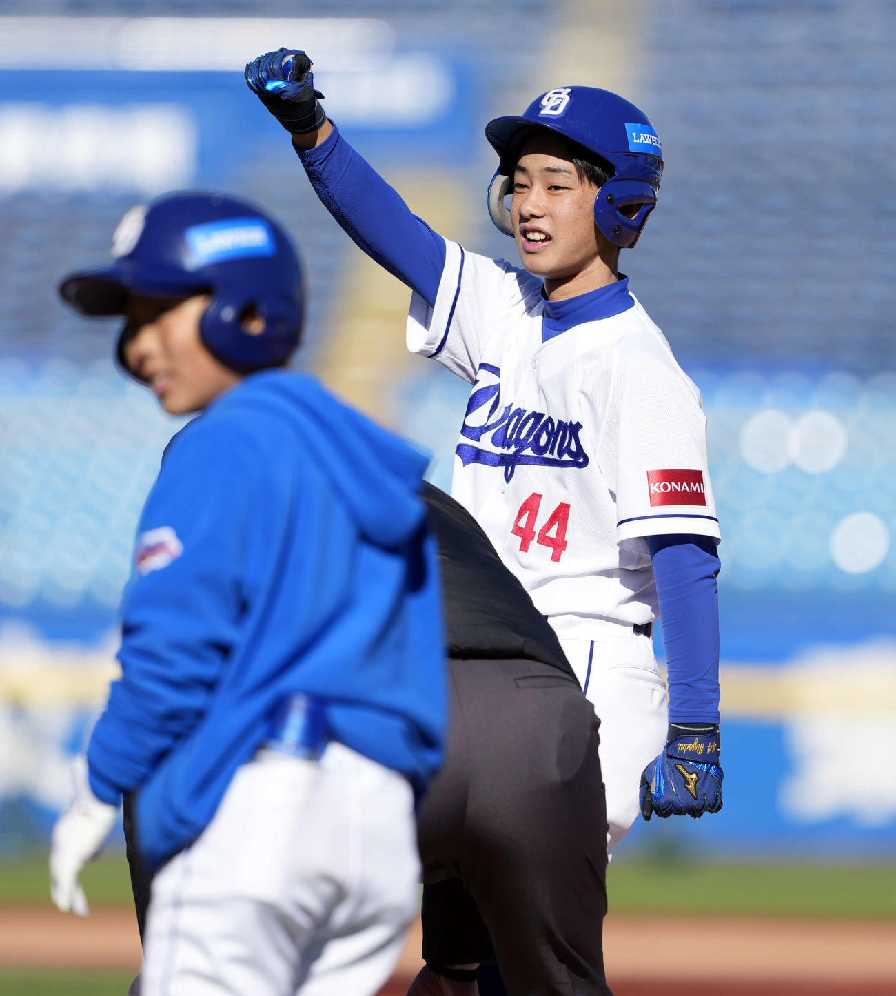 ルートインBCリーグ対中日ジュニア　4回裏中日ジュニア無死一、二塁、先制適時打を放ちガッツポーズをする広瀬（右）（撮影・小島史椰）