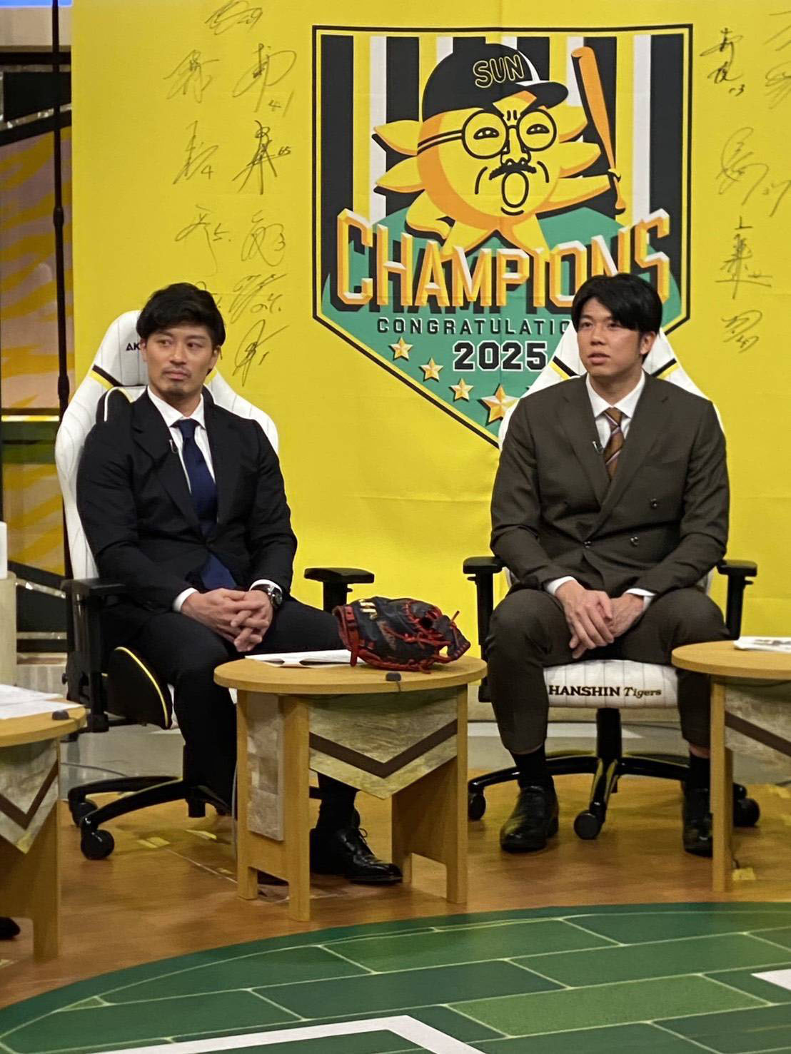 熱血！タイガース党に出演した阪神坂本（左）と才木（球団提供）