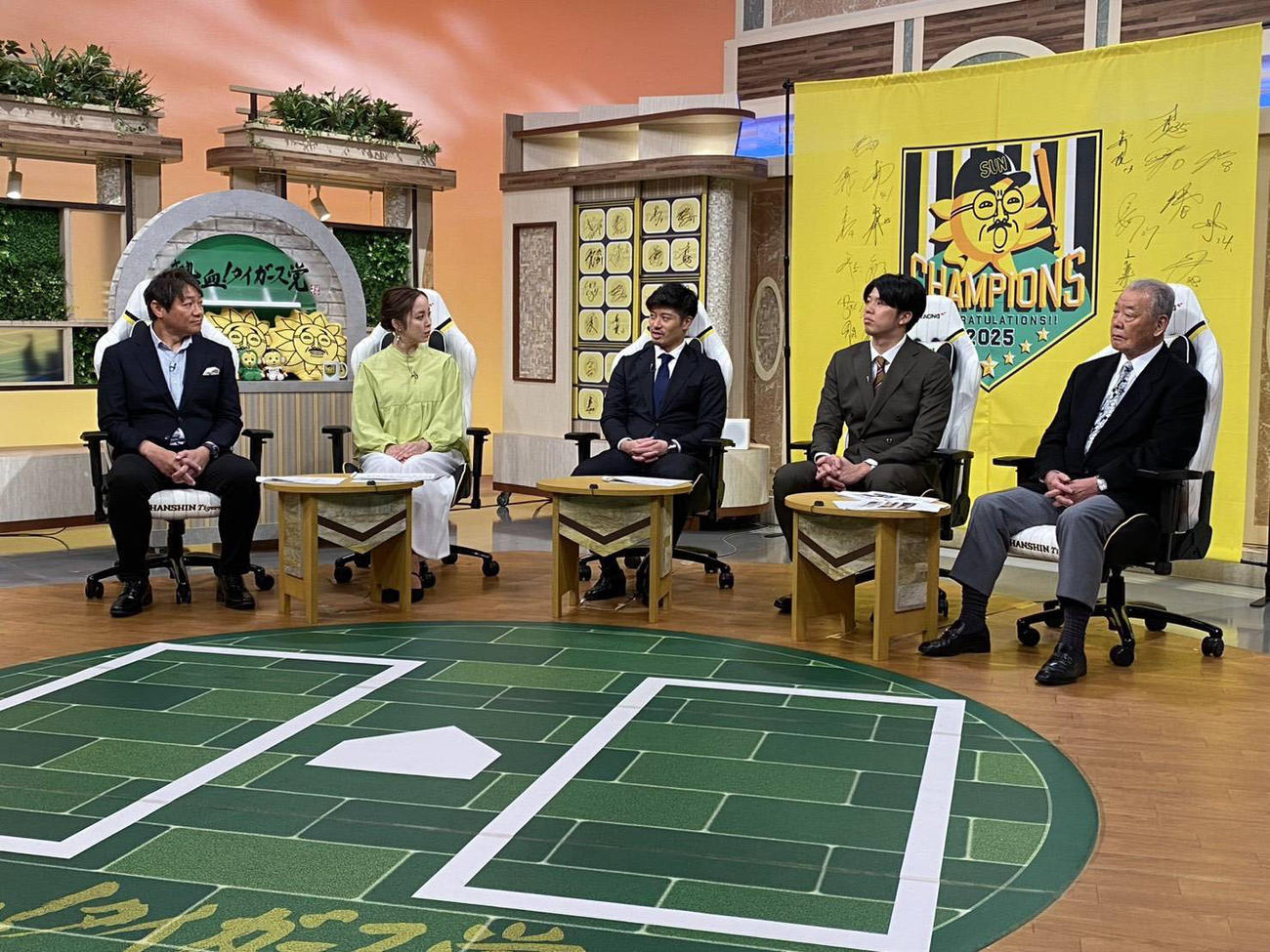 熱血！タイガース党に出演した阪神坂本（左）と才木（球団提供）
