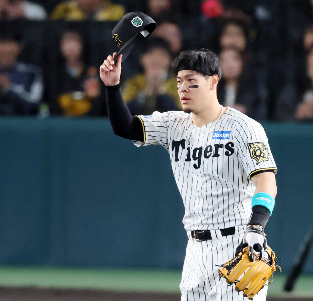甲子園のファンの声援に応える佐藤輝明（2025年撮影）