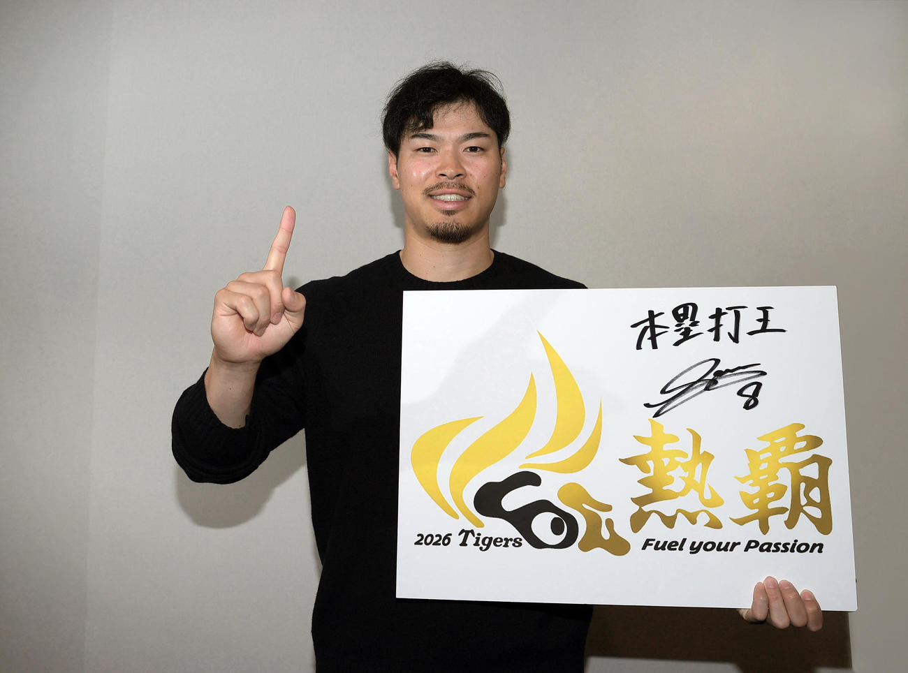 阪神佐藤は2年連続本塁打王を掲げ、笑顔でポーズを取る（撮影・上山淳一）