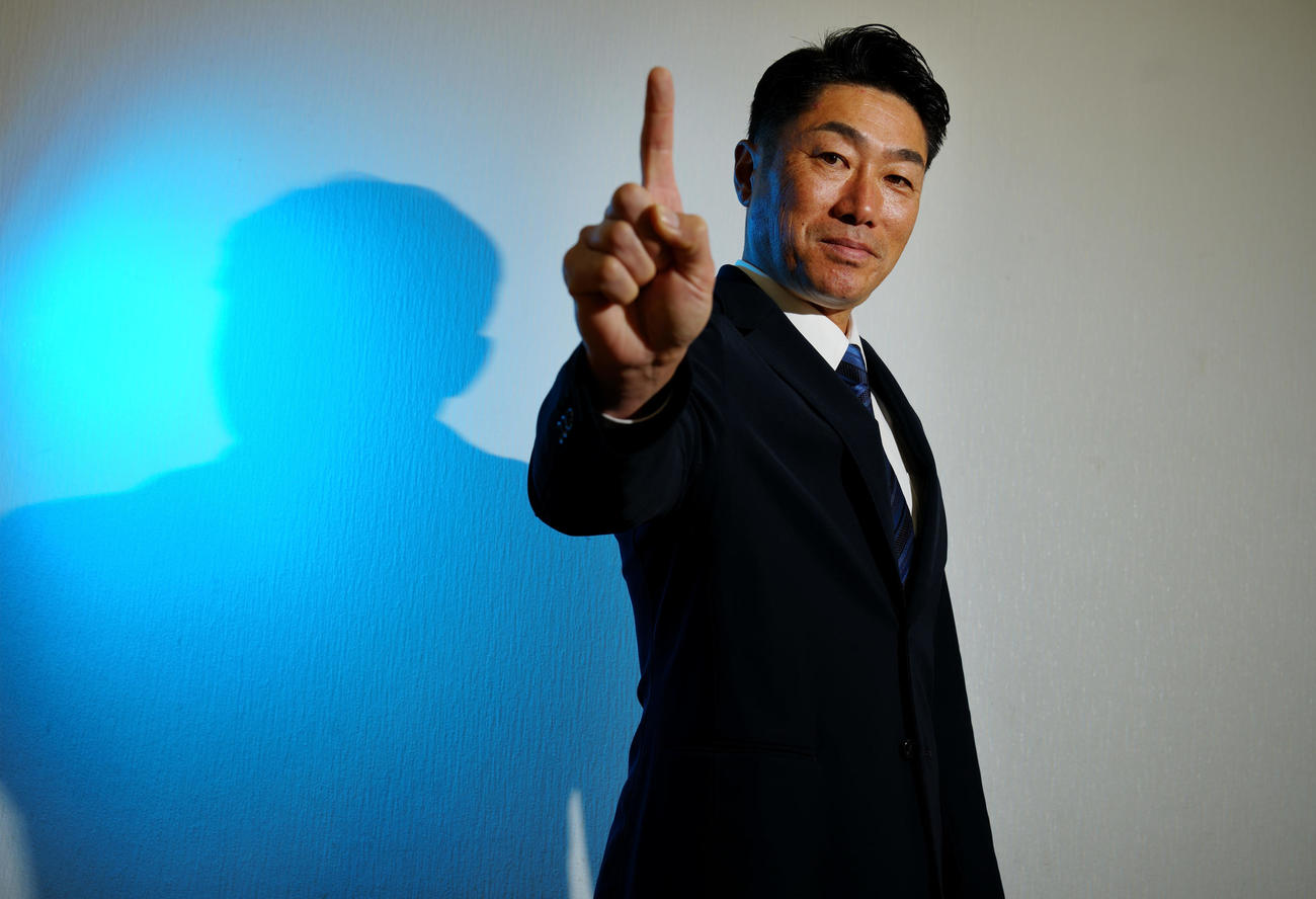 指揮官として初めて迎えるシーズンへ意気込むDeNA相川監督（撮影・鈴木みどり）