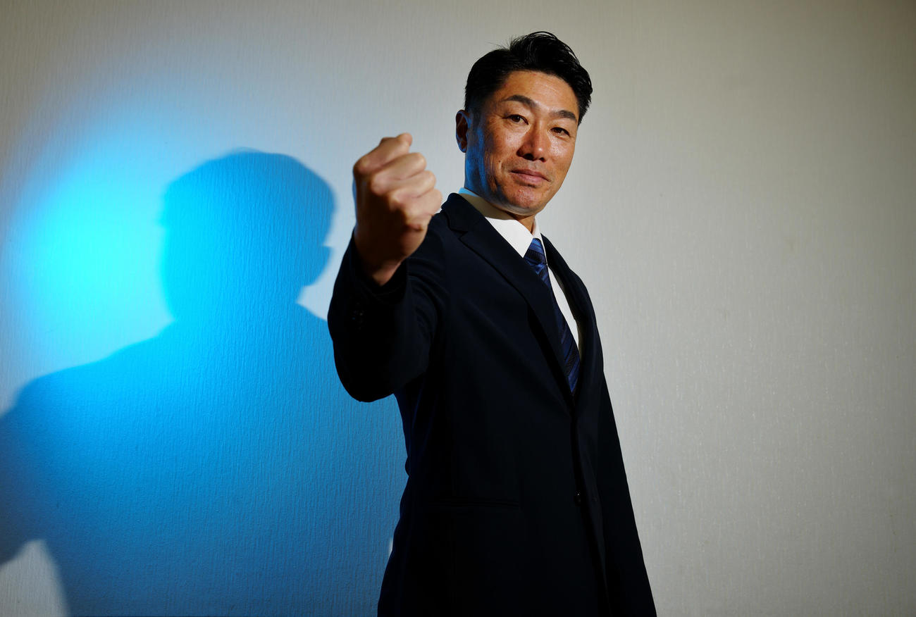 指揮官として初めて迎えるシーズンへ意気込むDeNA相川監督（撮影・鈴木みどり）