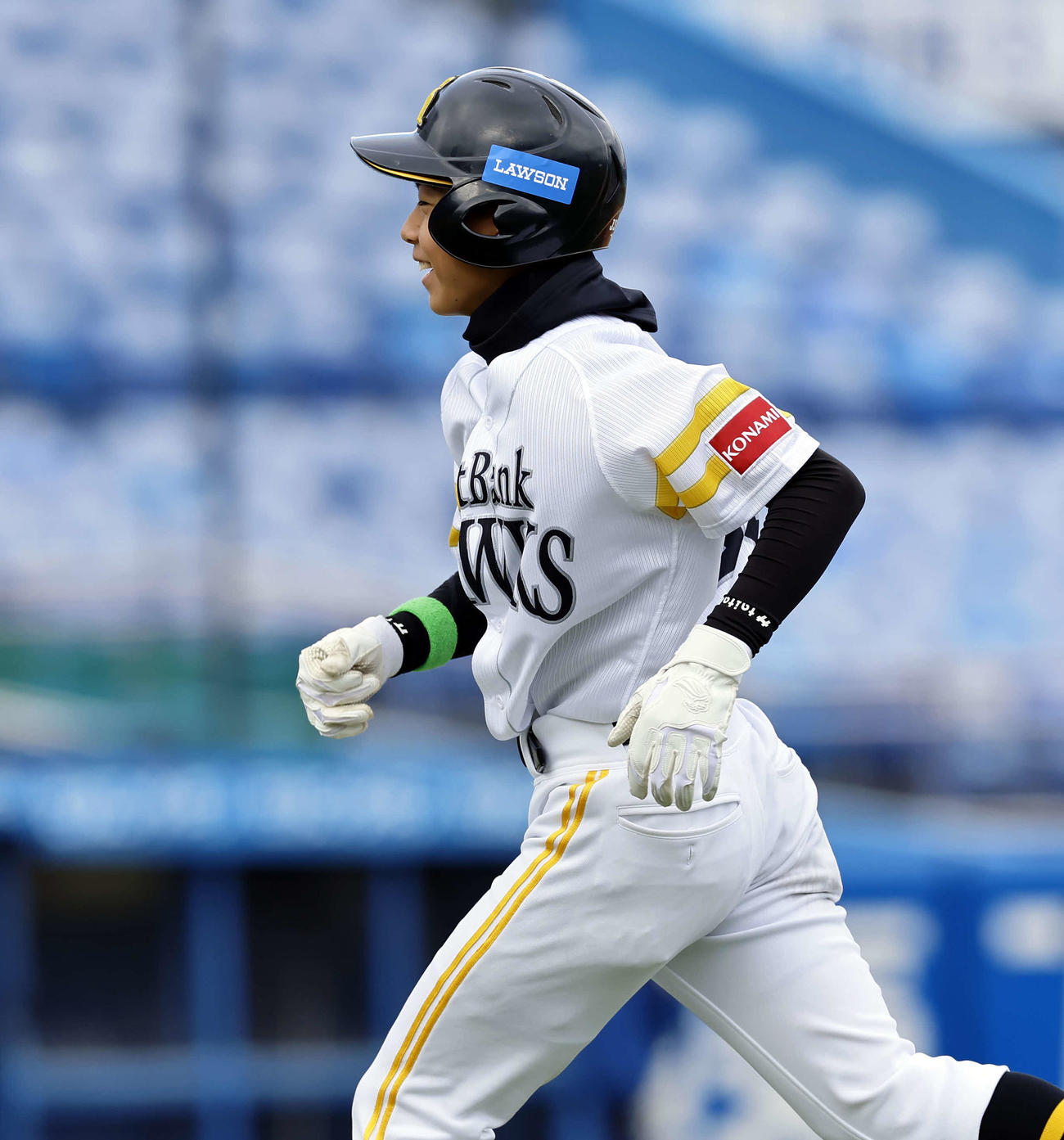 ロッテジュニア対ソフトバンクジュニア　7回裏ソフトバンクジュニア無死満塁、サヨナラとなる適時打を放ち笑顔をみせる石丸（撮影・山本朝陽）