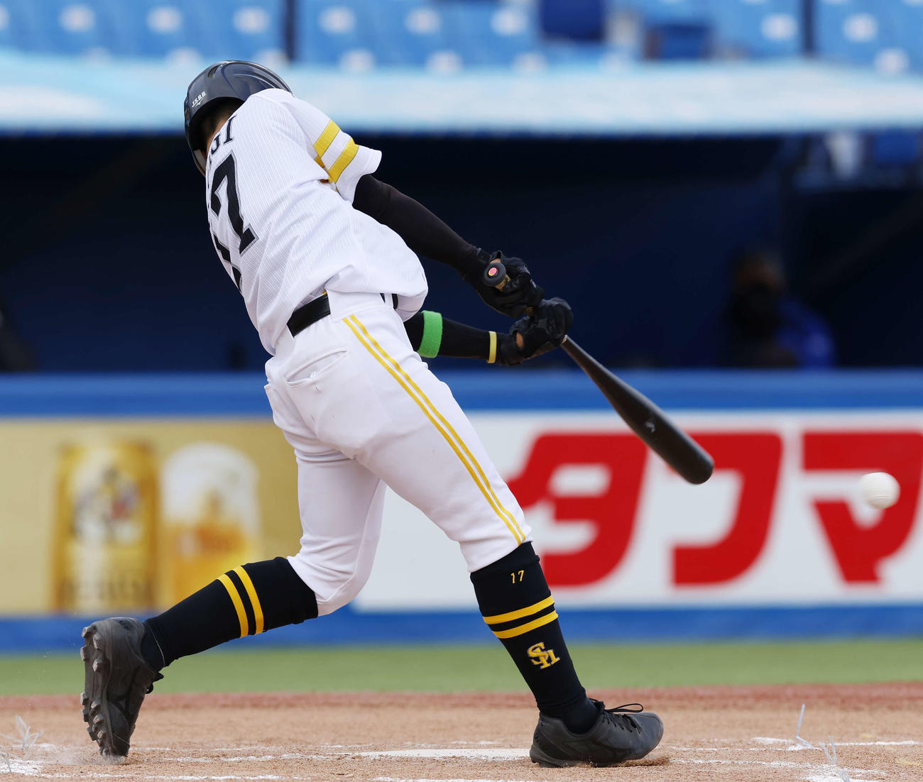 ロッテジュニア対ソフトバンクジュニア　3回裏ソフトバンクジュニア2死一、三塁、右翼へ適時打を放つソフトバンクジュニア・宮城（撮影・山本朝陽）