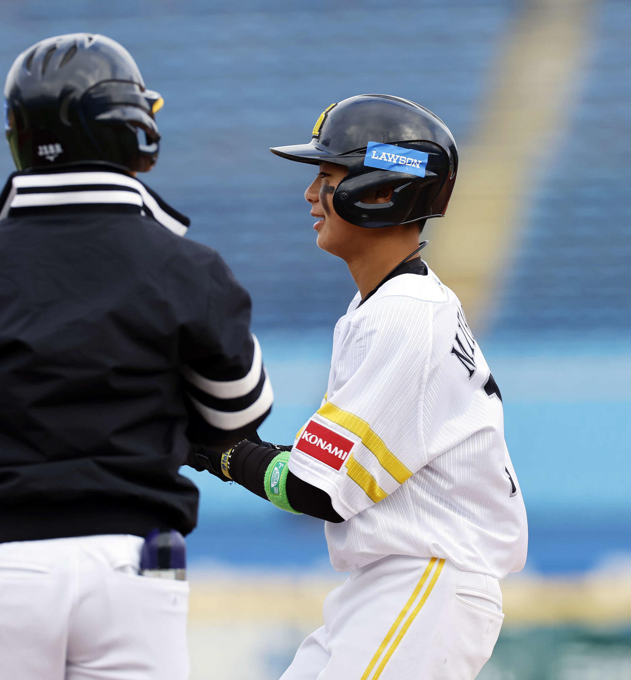 ロッテジュニア対ソフトバンクジュニア　3回裏ソフトバンクジュニア2死一、三塁、右翼へ適時打を放ち笑顔を見せるソフトバンクジュニア・宮城（撮影・山本朝陽）