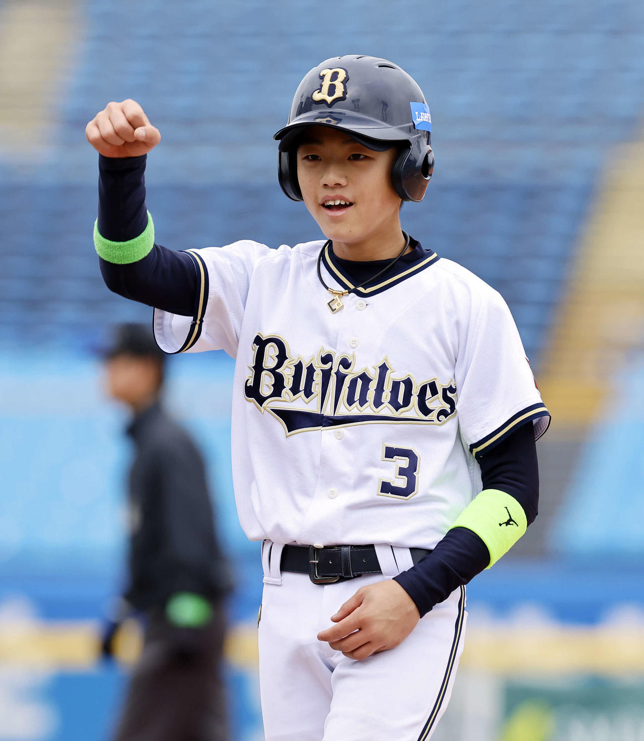オリックスジュニア対DeNAジュニア　5回表オリックスジュニア無死、左前安打を放ち、ガッツポーズをするオリックスジュニア羽田（撮影・山本朝陽）