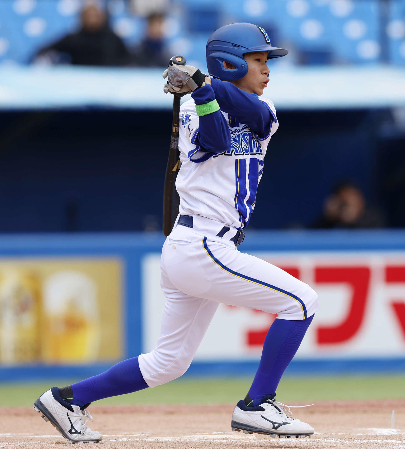 オリックスジュニア対DeNAジュニア　1回裏DeNAジュニア2死二塁、右越えに適時二塁打を放つDeNAジュニア・塚野（撮影・山本朝陽）
