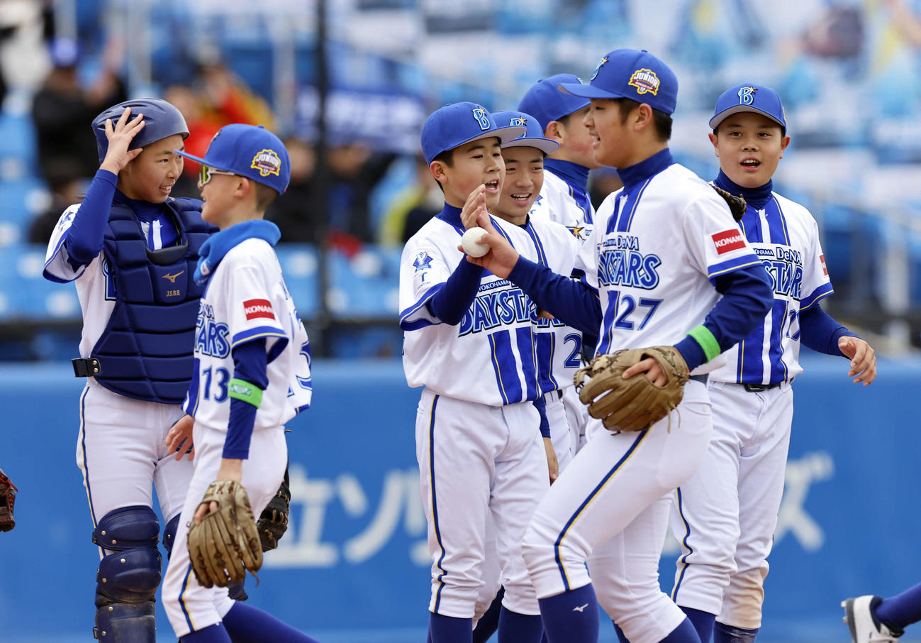 オリックスジュニア対DeNAジュニア　　試合に勝利し、ハイタッチををして喜ぶDeNAジュニアナイン（撮影・山本朝陽）