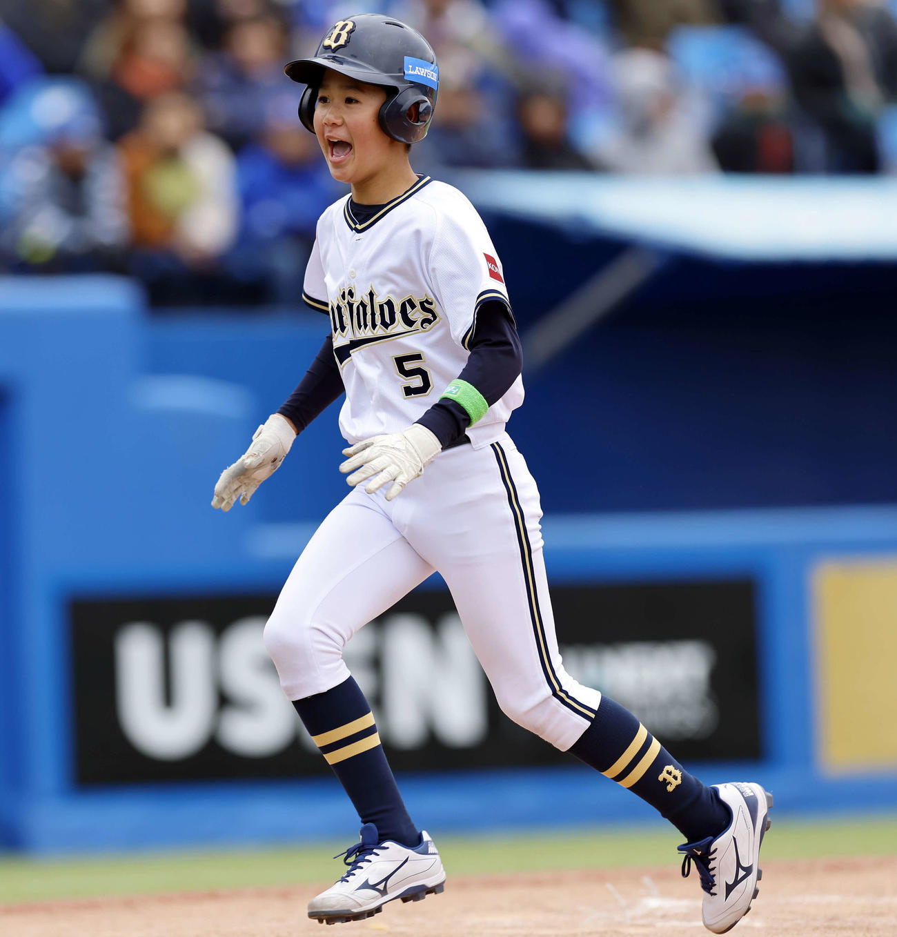 オリックスジュニア対DeNAジュニア　3回裏オリックスジュニア2死、本塁打を放ち、生還したオリックスジュニア・倉松（撮影・山本朝陽）