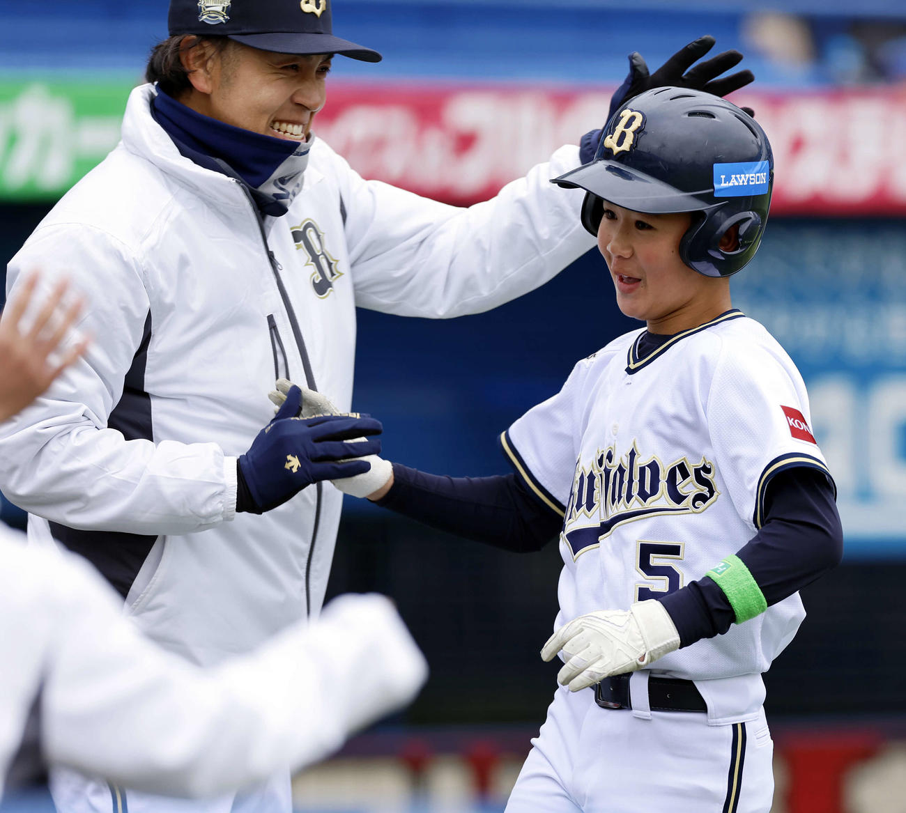 オリックスジュニア対DeNAジュニア　3回裏オリックスジュニア2死、本塁打を放ち、祝福されるオリックスジュニア・倉松（右）（撮影・山本朝陽）
