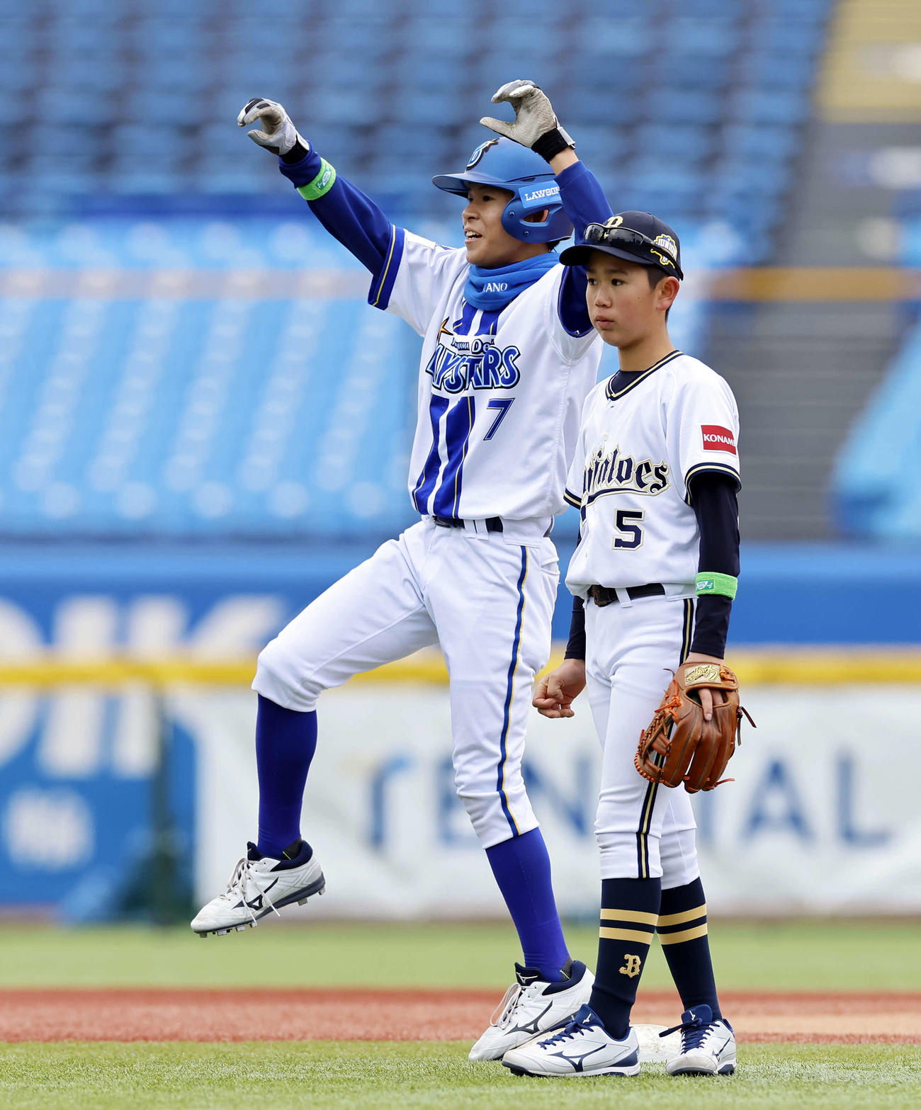 オリックスジュニア対DeNAジュニア　1回裏DeNAジュニア2死二塁、右越えに適時二塁打を放ちポーズをとるDeNAジュニア・塚野（撮影・山本朝陽）