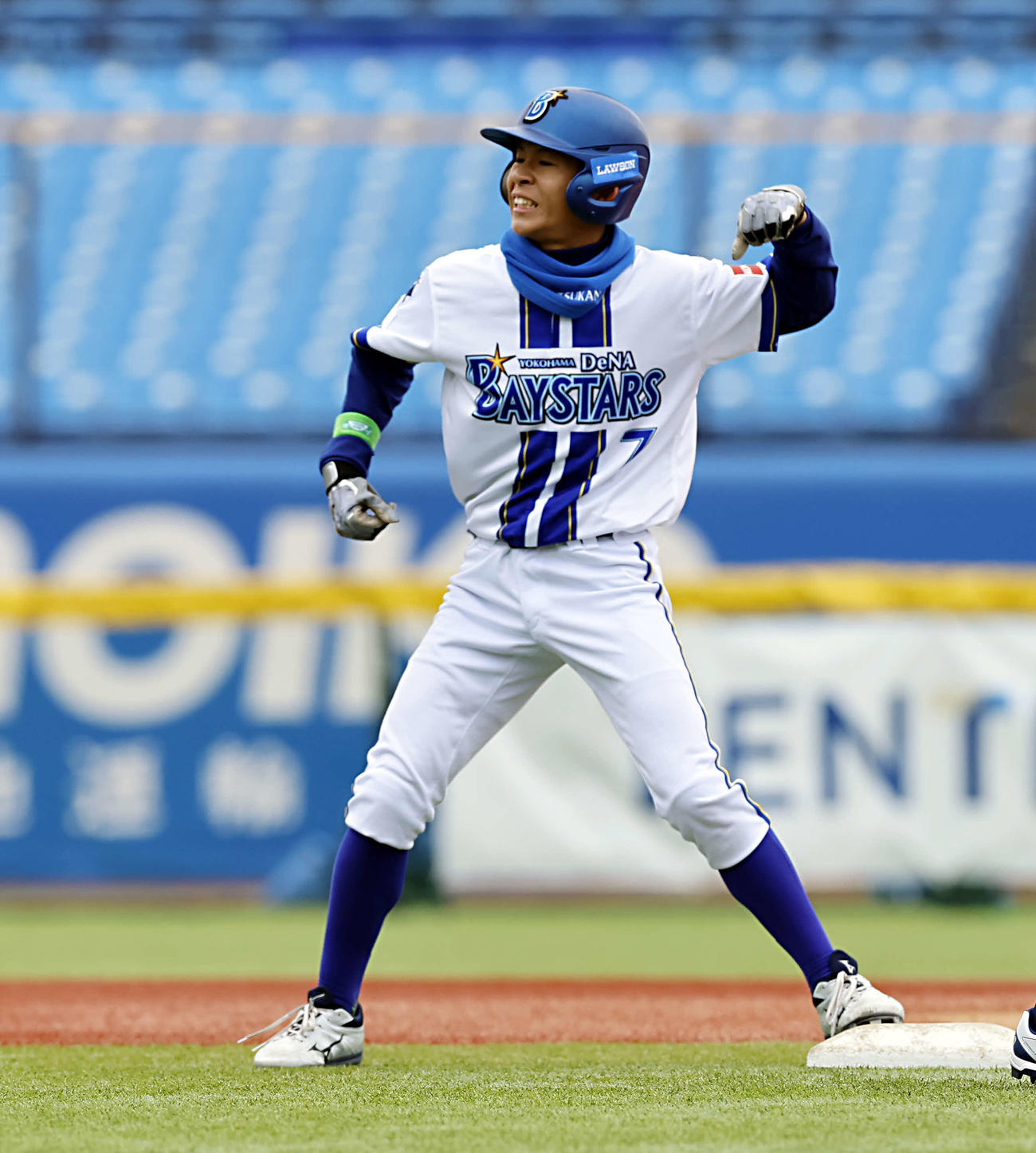 オリックスジュニア対DeNAジュニア　1回裏DeNAジュニア2死二塁、右越えに適時二塁打を放ち、ガッツポーズを見せるDeNAジュニア・塚野（撮影・山本朝陽）