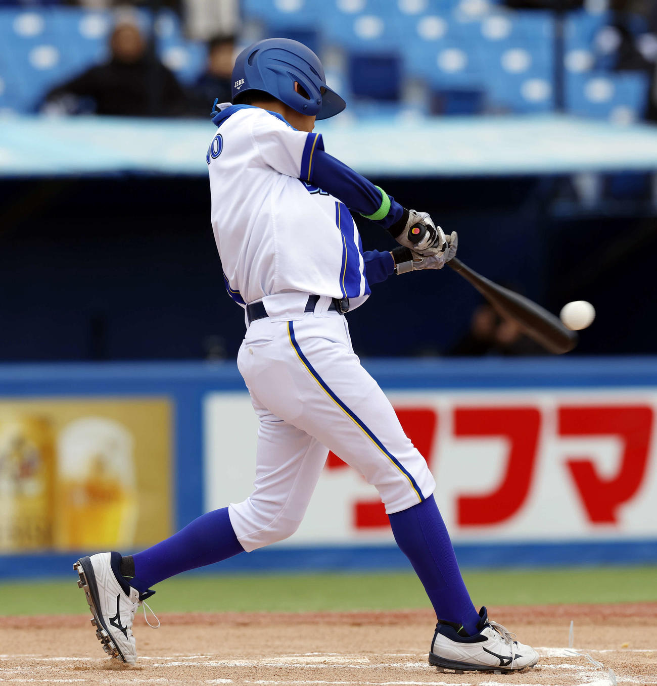 オリックスジュニア対DeNAジュニア　1回裏DeNAジュニア2死二塁、右越えに適時二塁打を放つDeNAジュニア・塚野（撮影・山本朝陽）