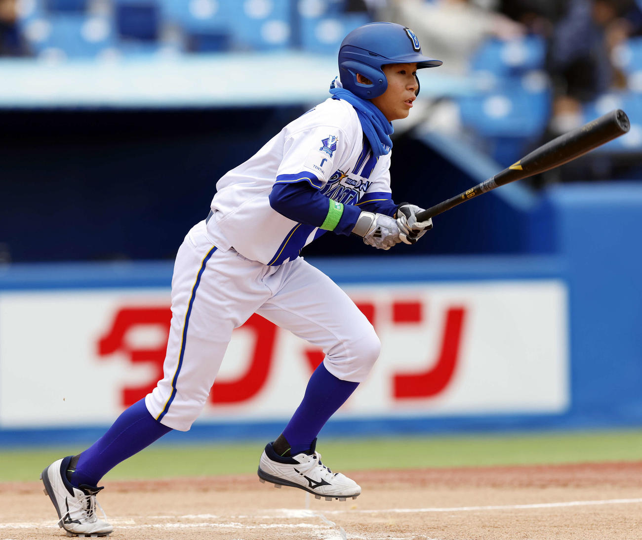 オリックスジュニア対DeNAジュニア　1回裏DeNAジュニア2死二塁、右越えに適時二塁打を放つDeNAジュニア・塚野（撮影・山本朝陽）