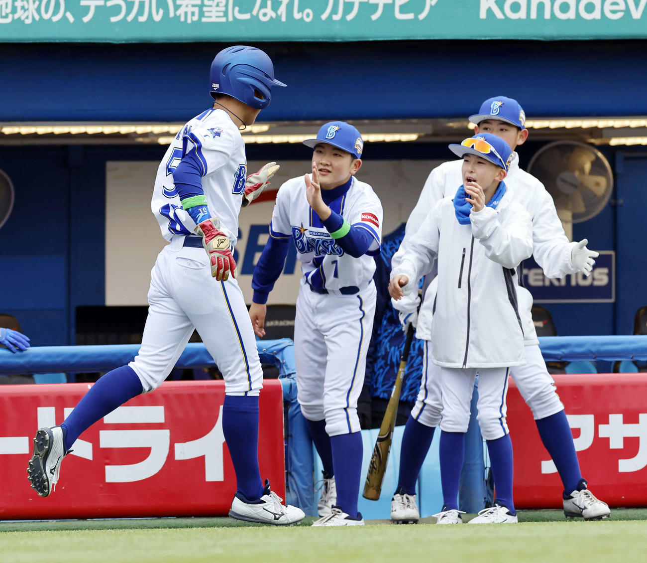 オリックスジュニア対DeNAジュニア　1回裏DeNAジュニア1死三塁、捕逸の間に生還した三塁走者稲木（左）を出迎えるDeNAジュニアナイン（撮影・山本朝陽）