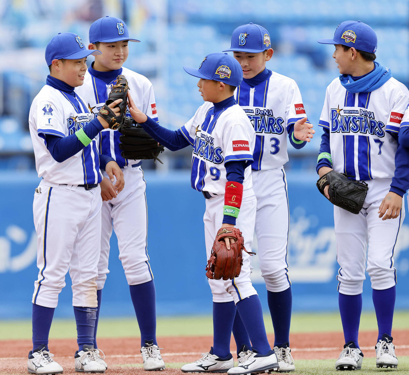 オリックスジュニア対DeNAジュニア　　試合に勝利し、ハイタッチををして喜ぶDeNAジュニアナイン（撮影・山本朝陽）