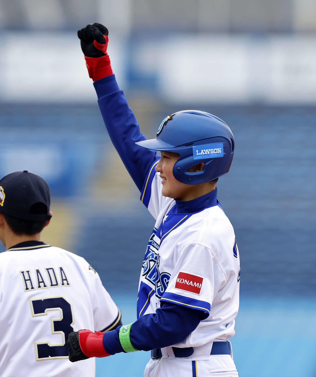 オリックスジュニア対DeNAジュニア　2回裏DeNAジュニア1死三塁、右前適時打を放ちガッツポーズをするDeNAジュニア・岡田（撮影・山本朝陽）