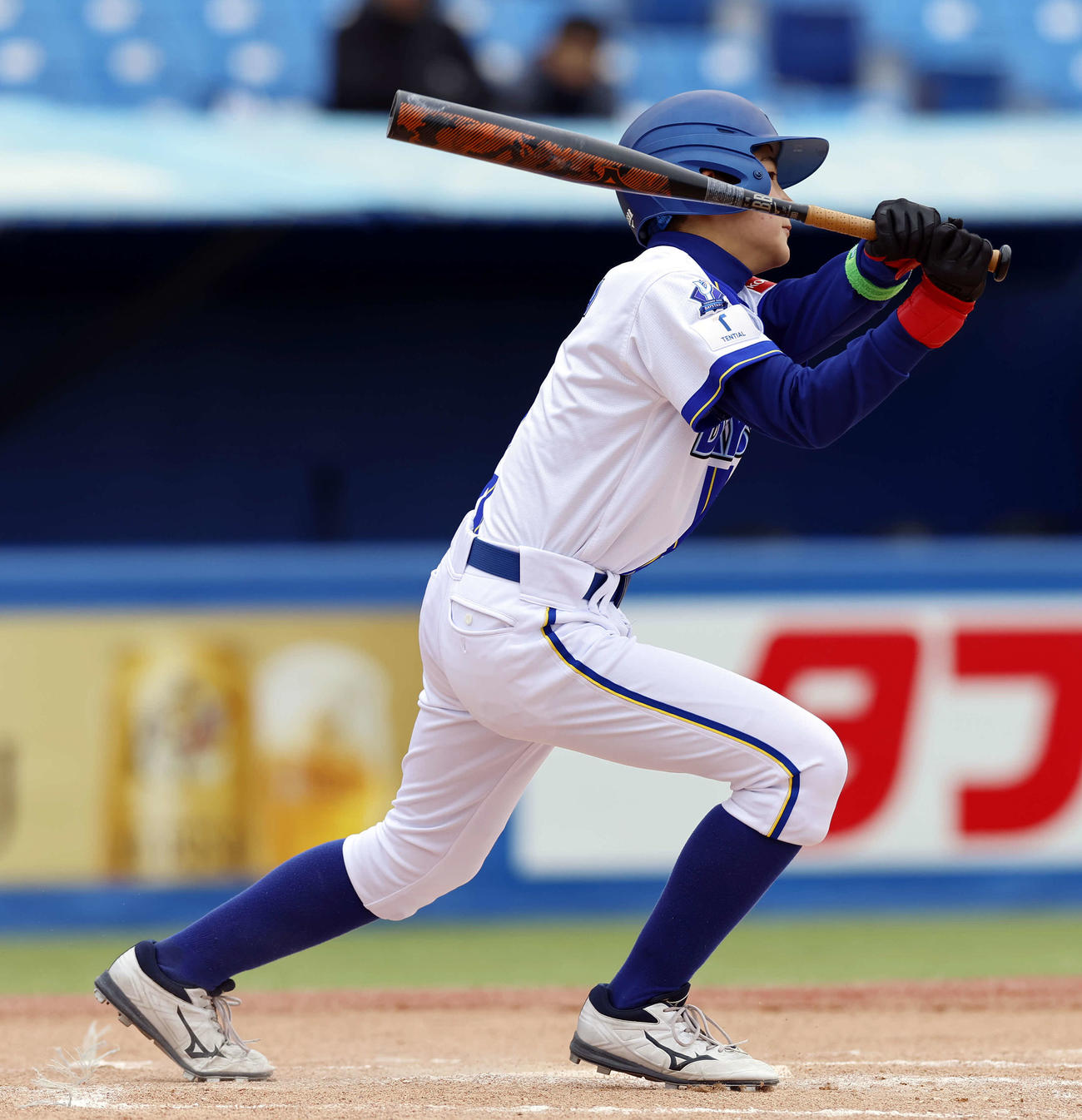 オリックスジュニア対DeNAジュニア　2回裏DeNAジュニア1死三塁、右前適時打を放つDeNAジュニア・岡田（撮影・山本朝陽）