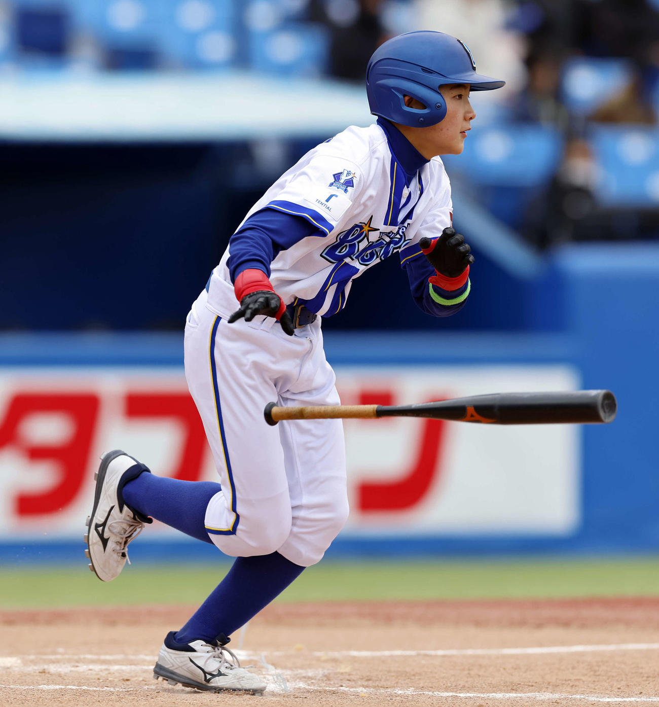 オリックスジュニア対DeNAジュニア　2回裏DeNAジュニア1死三塁、右前適時打を放つDeNAジュニア・岡田（撮影・山本朝陽）