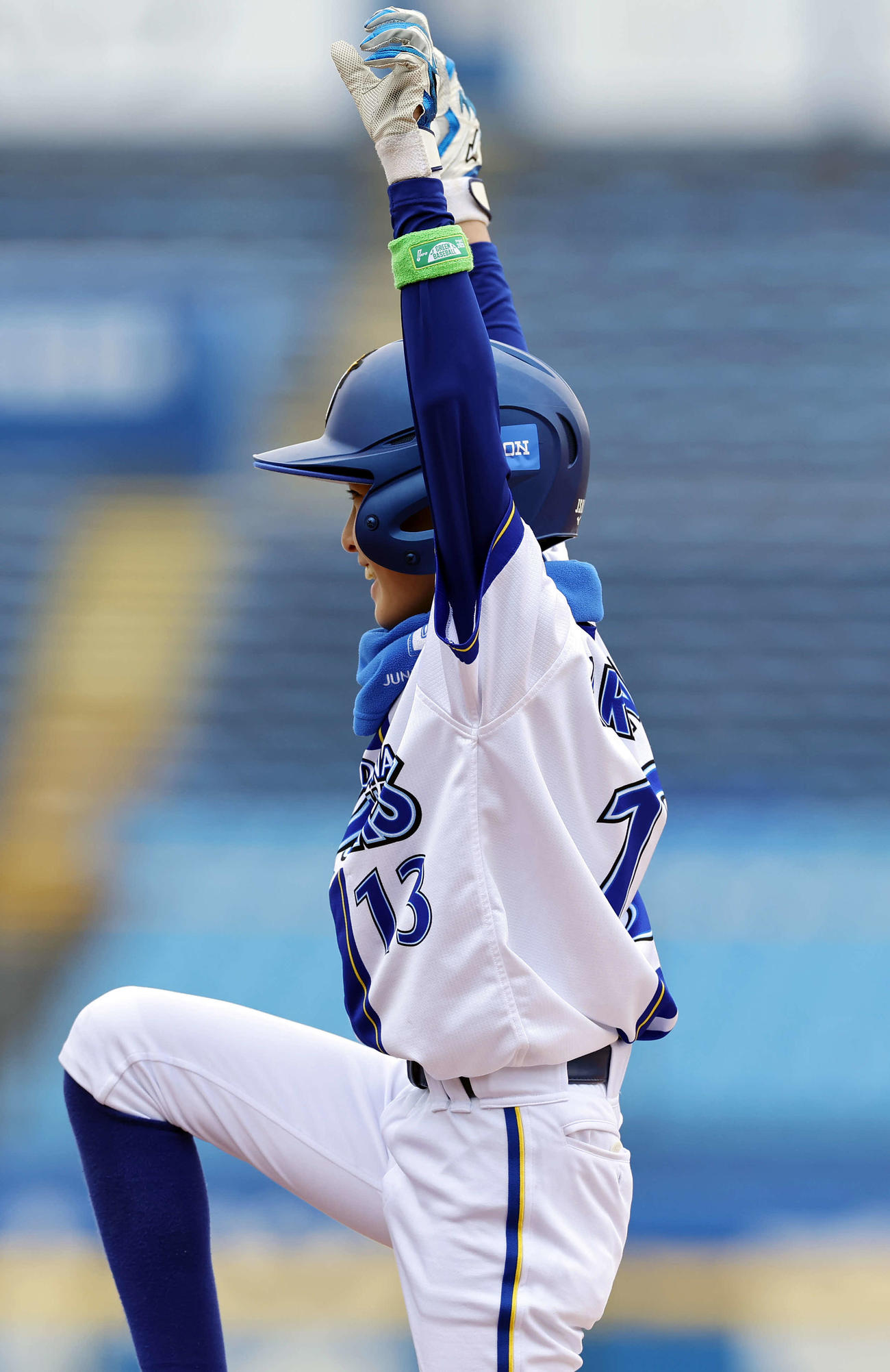 オリックスジュニア対DeNAジュニア　2回裏DeNAジュニア1死三塁、中前適時打を放ち、ポーズをとるDeNAジュニア・荒川（撮影・山本朝陽）