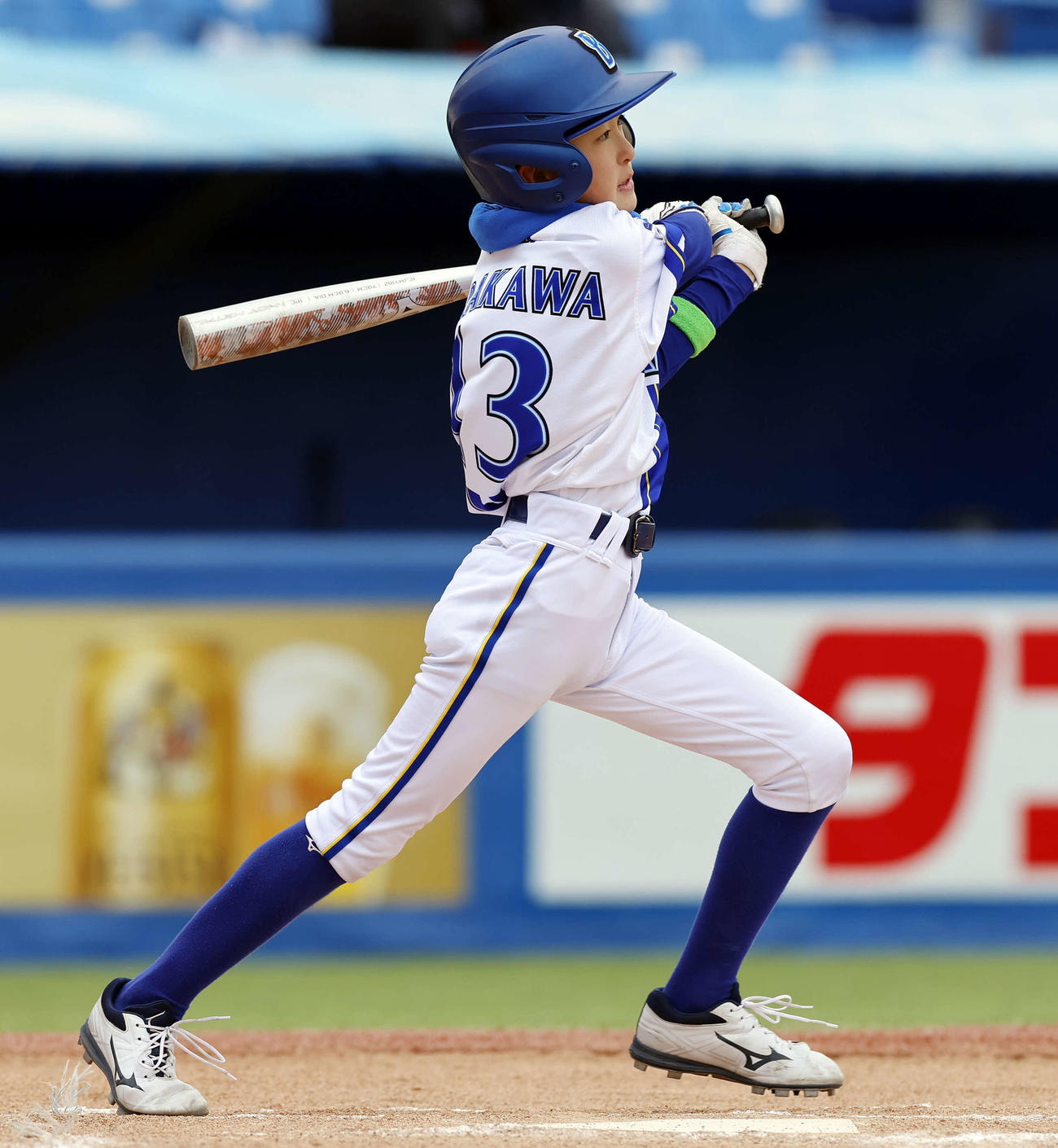 オリックスジュニア対DeNAジュニア　2回裏DeNAジュニア1死三塁、中前適時打を放つDeNAジュニア・荒川（撮影・山本朝陽）