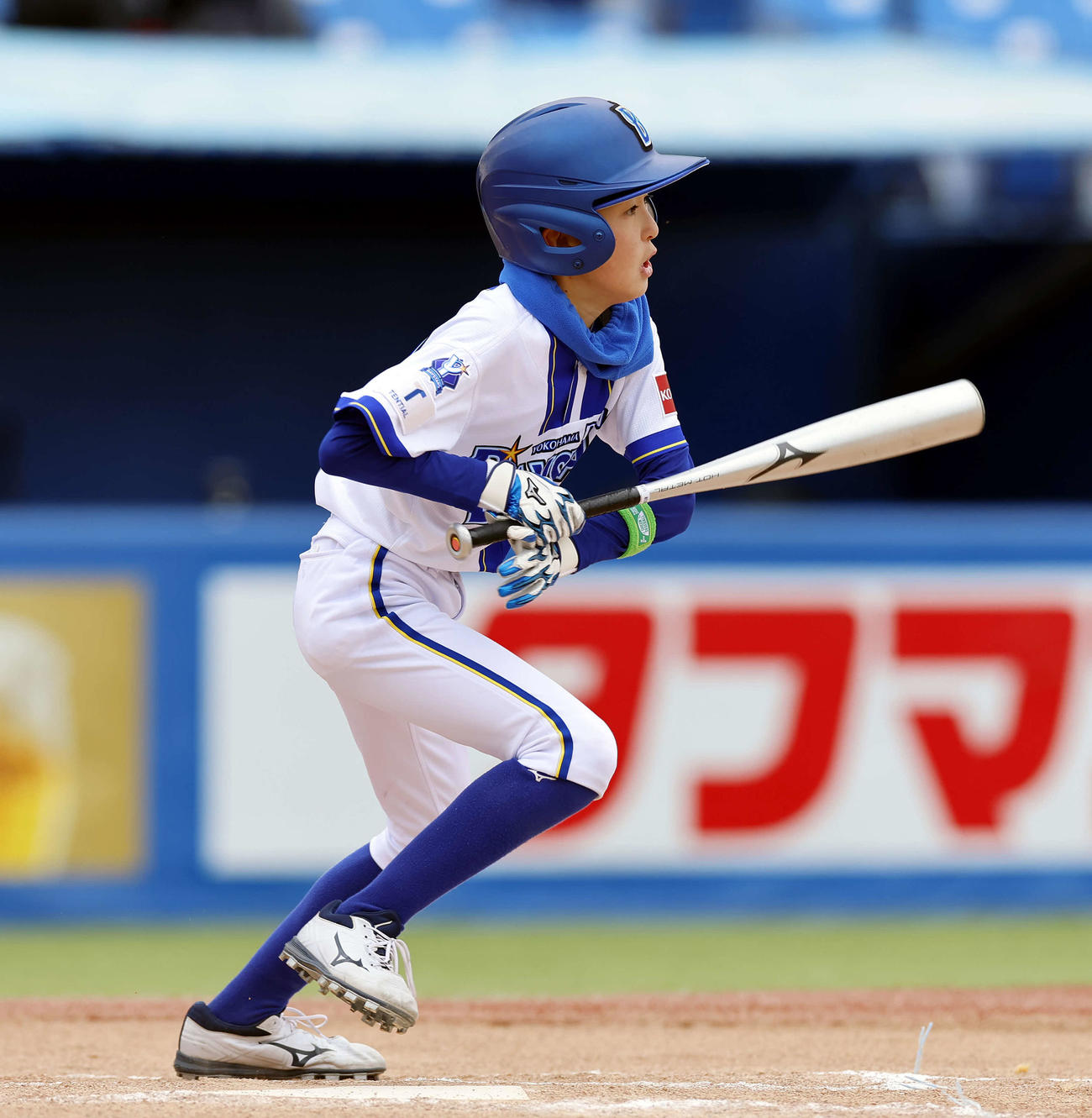 オリックスジュニア対DeNAジュニア　2回裏DeNAジュニア1死三塁、中前適時打を放つDeNAジュニア・荒川（撮影・山本朝陽）