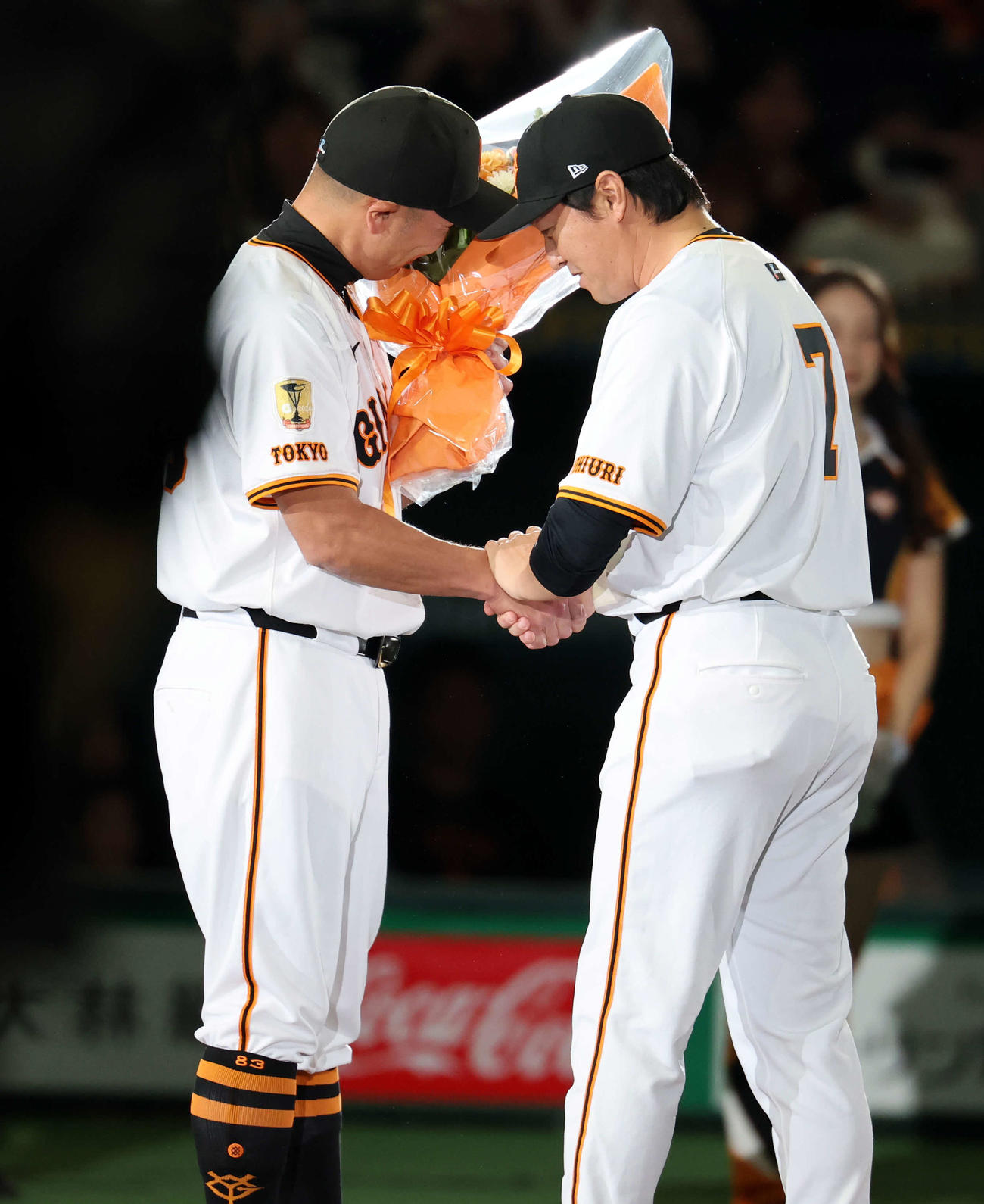 25年11月23日　引退セレモニーで、大泣きする巨人阿部監督（左）から花束を贈られる長野（撮影・浅見桂子）