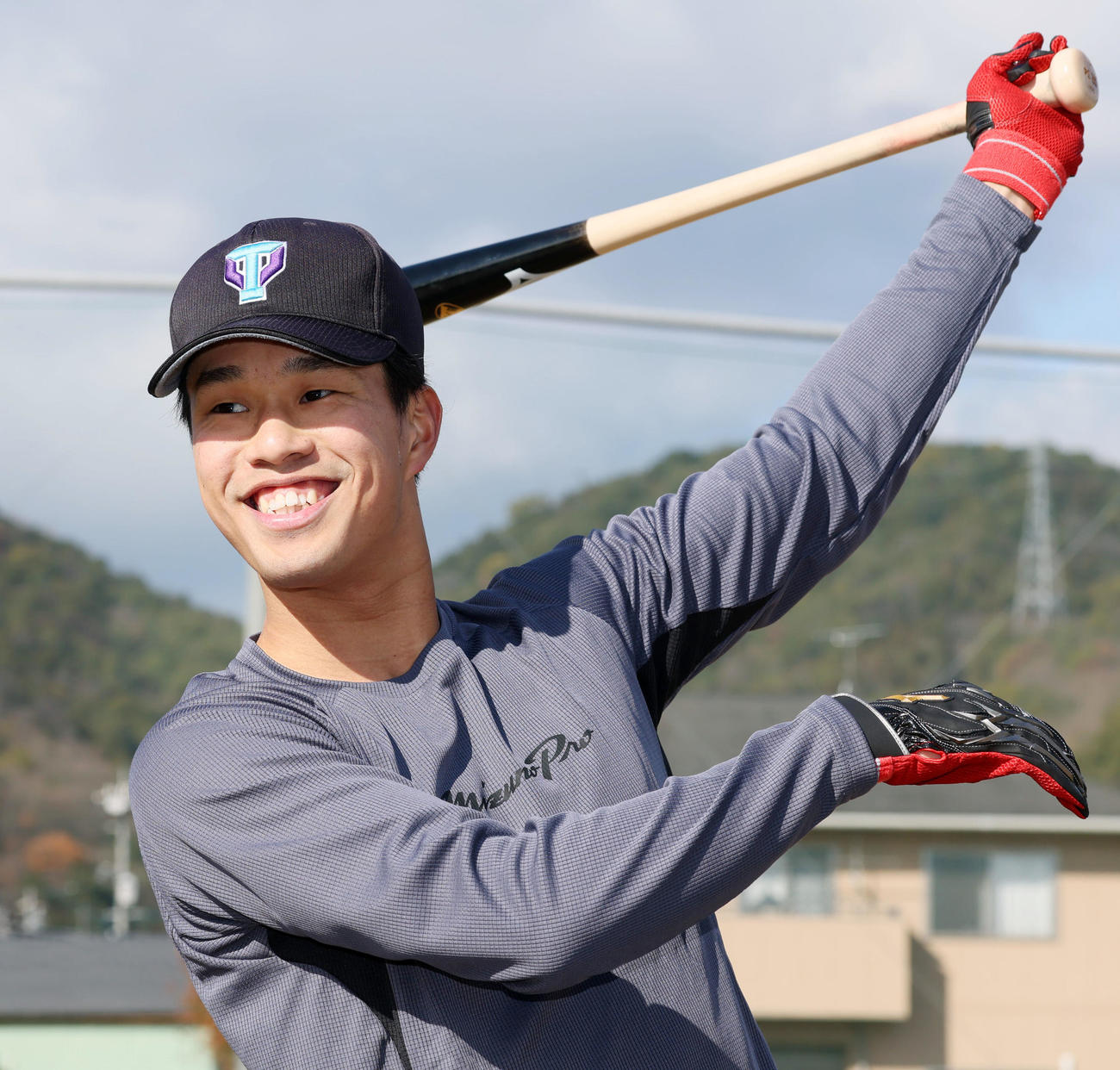 自主トレを公開しバットを振る阪神岡城（撮影・加藤哉）