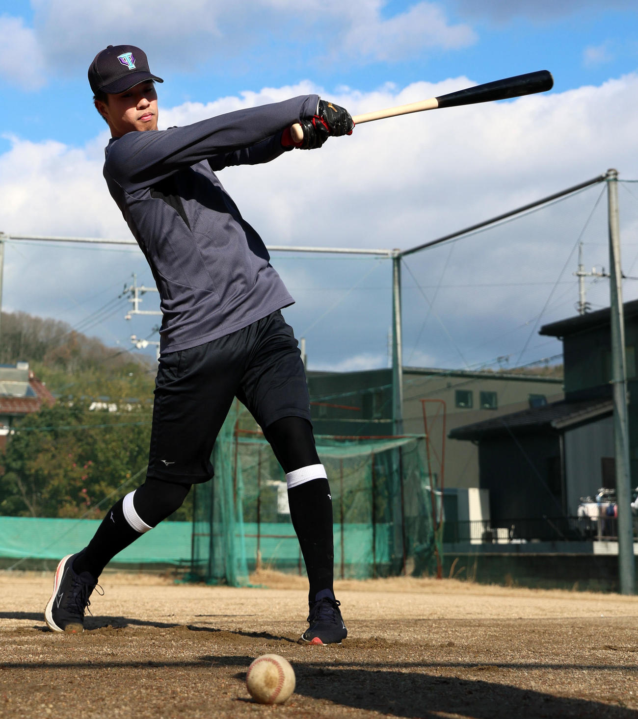 自主トレを公開しティー打撃する阪神岡城（撮影・加藤哉）