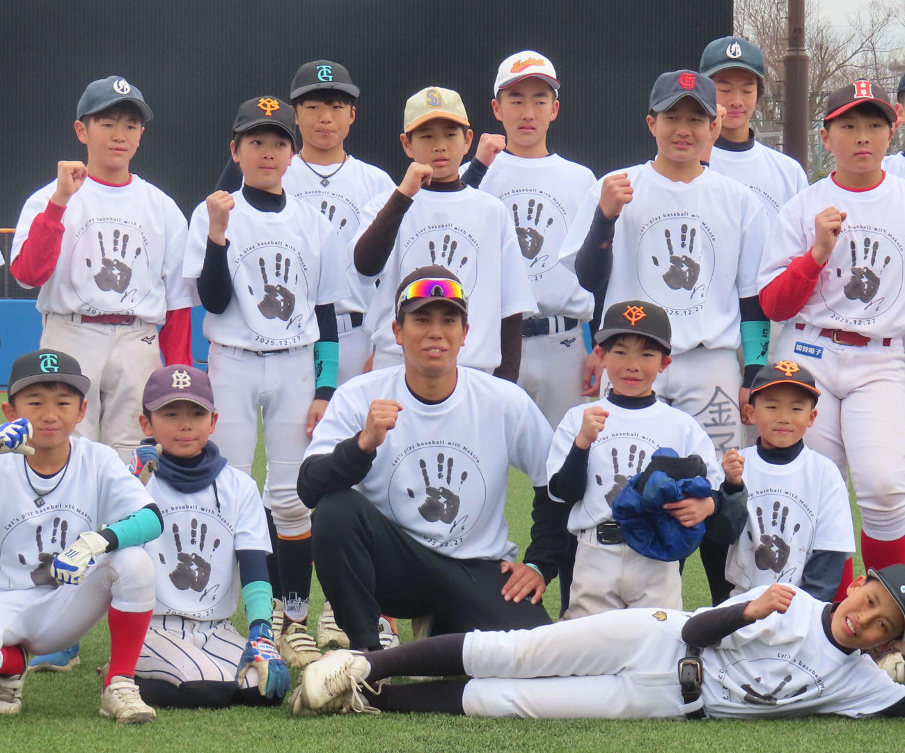 子どもたちと交流した巨人門脇（撮影・北村健龍）