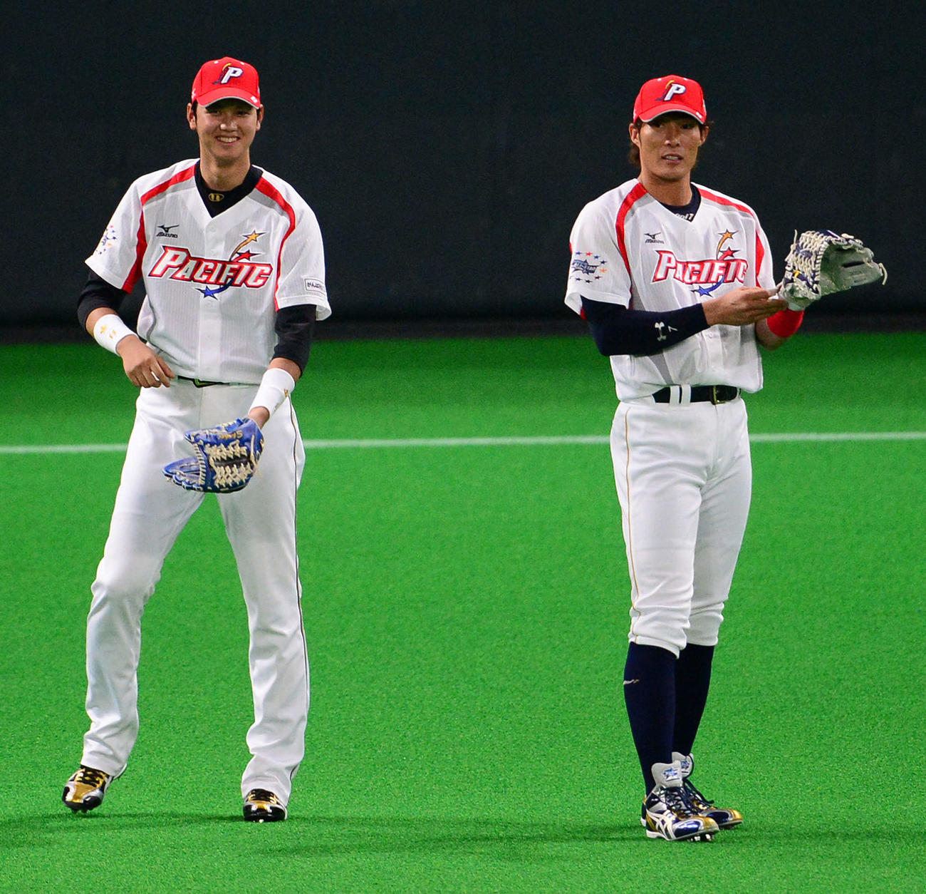 マツダオールスターゲーム2013第1戦でシートノックで右翼のポジションに入った日本ハム大谷（左）はオリックス糸井の横で笑顔を見せる（2013年7月撮影）
