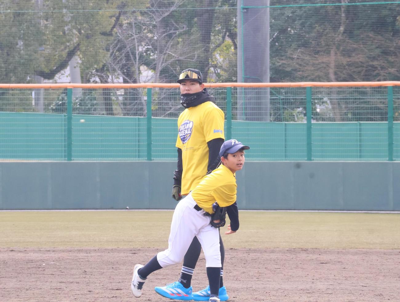 四国IL徳島OBとして「徳島ドリームベースボールプロジェクト」に参加し、野球教室で子どもたちのキャッチボールを見守る阪神工藤（撮影・塚本光）