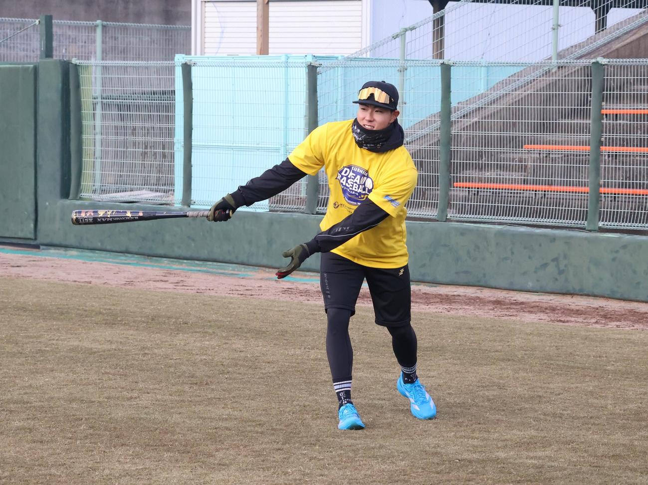 四国IL徳島OBとして「徳島ドリームベースボールプロジェクト」に参加し、野球教室でノックを打つ阪神工藤（撮影・塚本光）