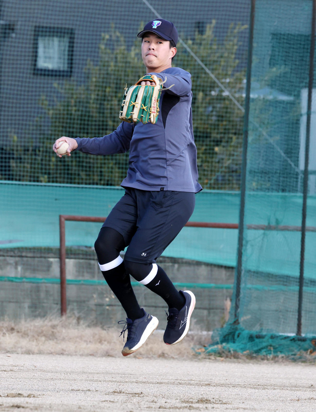 自主トレを公開しノックを受ける阪神岡城（撮影・加藤哉）