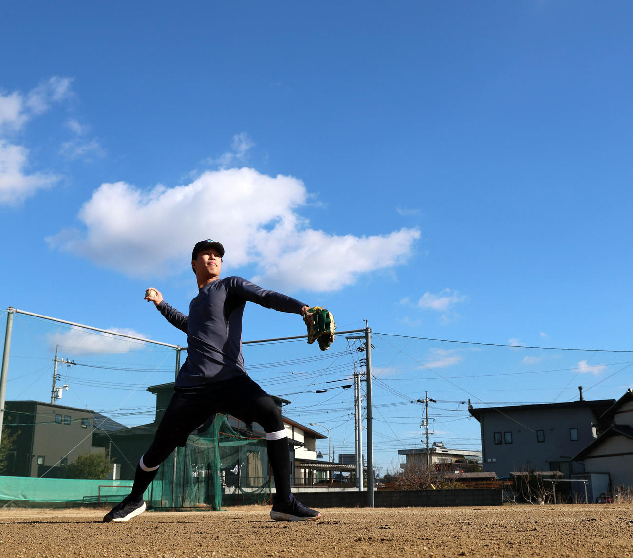 自主トレを公開しキャッチボールする阪神岡城（撮影・加藤哉）