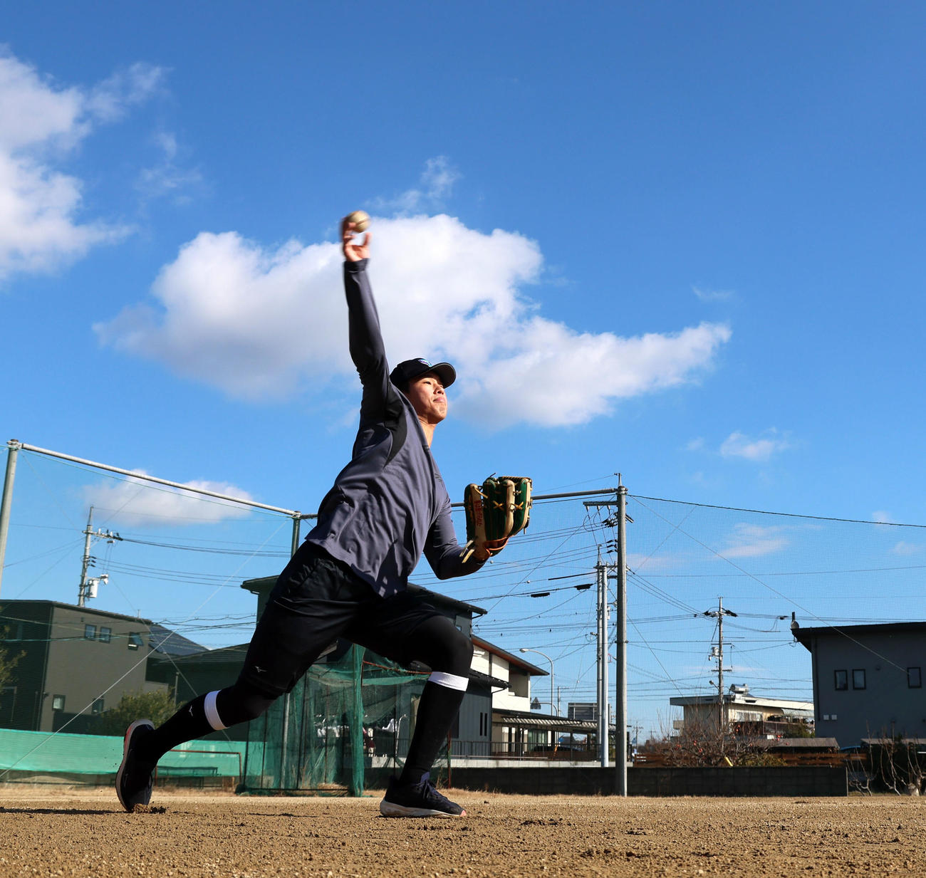 自主トレを公開しキャッチボールする阪神岡城（撮影・加藤哉）