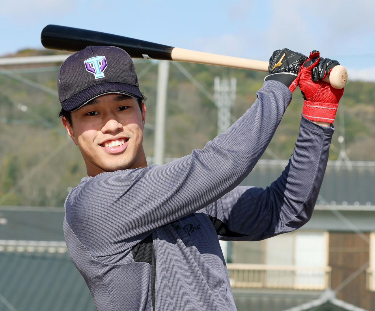 自主トレを公開しバットを振る阪神岡城（撮影・加藤哉）