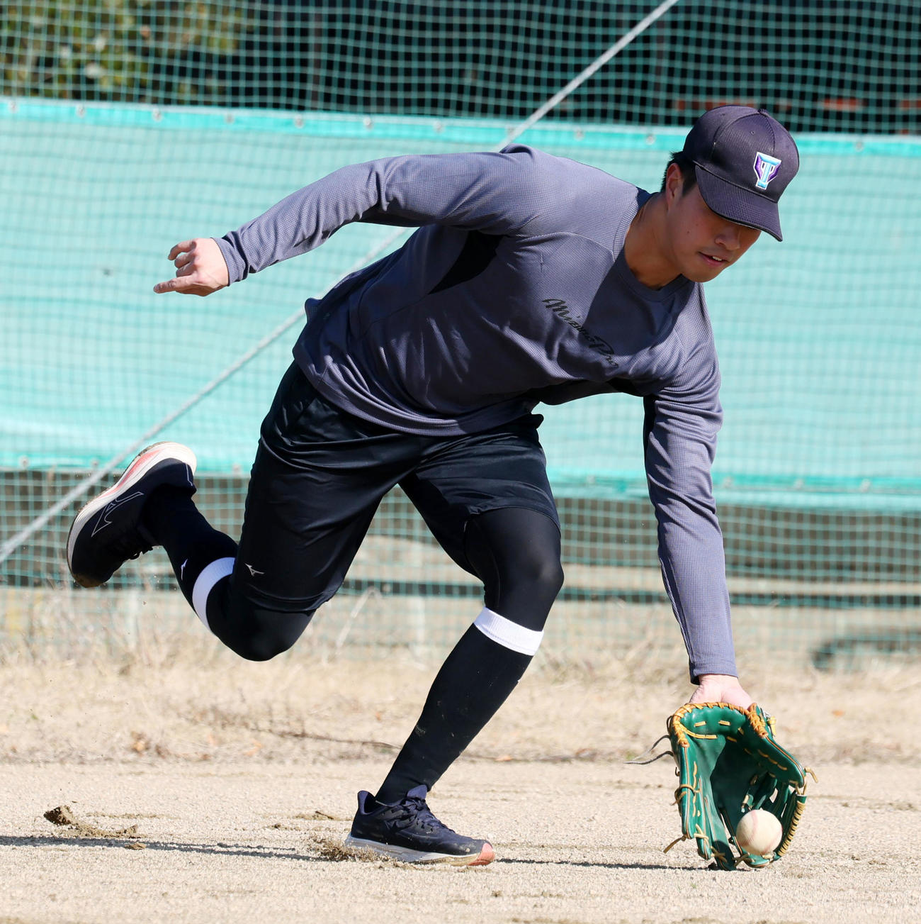 自主トレを公開しノックを受ける阪神岡城（撮影・加藤哉）