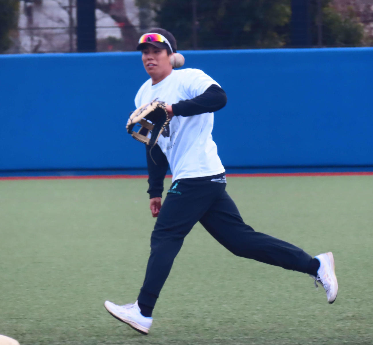 ノックを受け、グラブトスを上げる巨人門脇（撮影・北村健龍）
