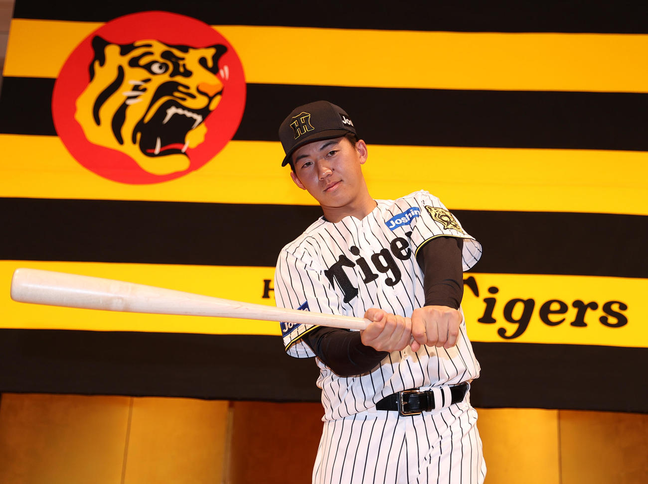 新人入団会見でポーズをとる阪神ドラフト1位の立石（撮影・上山淳一）
