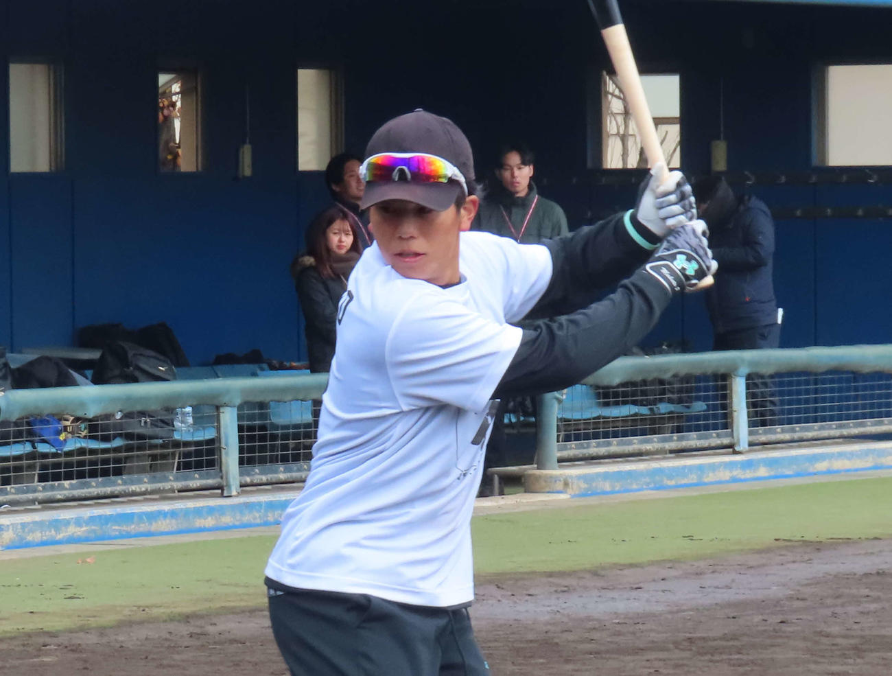 ティー打撃に取り組む巨人門脇（撮影・北村健龍）