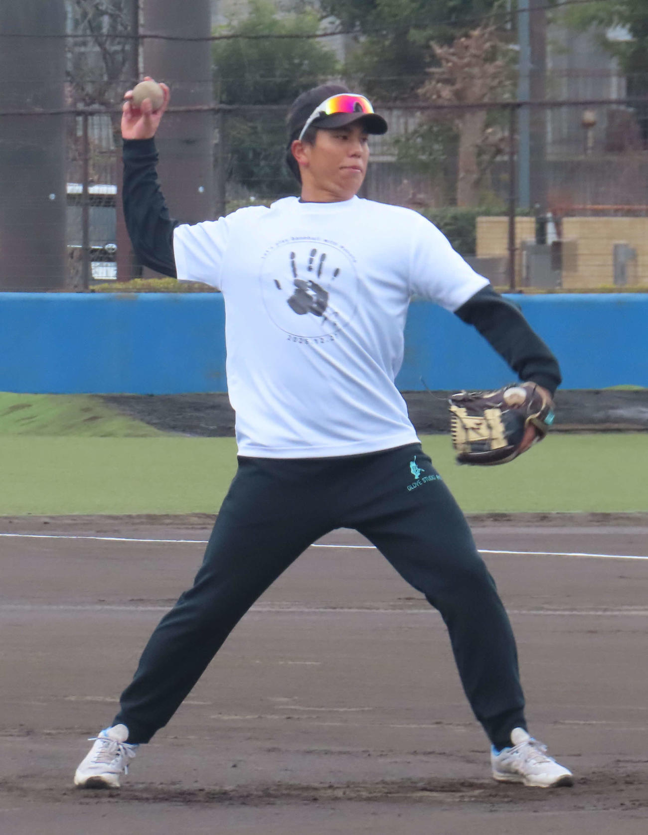 打撃投手を務める巨人門脇（撮影・北村健龍）