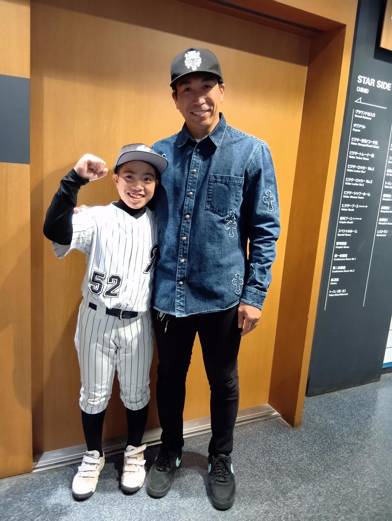 千葉ロッテジュニアの益田輝々内野手（左）は試合後、父のロッテ益田から労われる