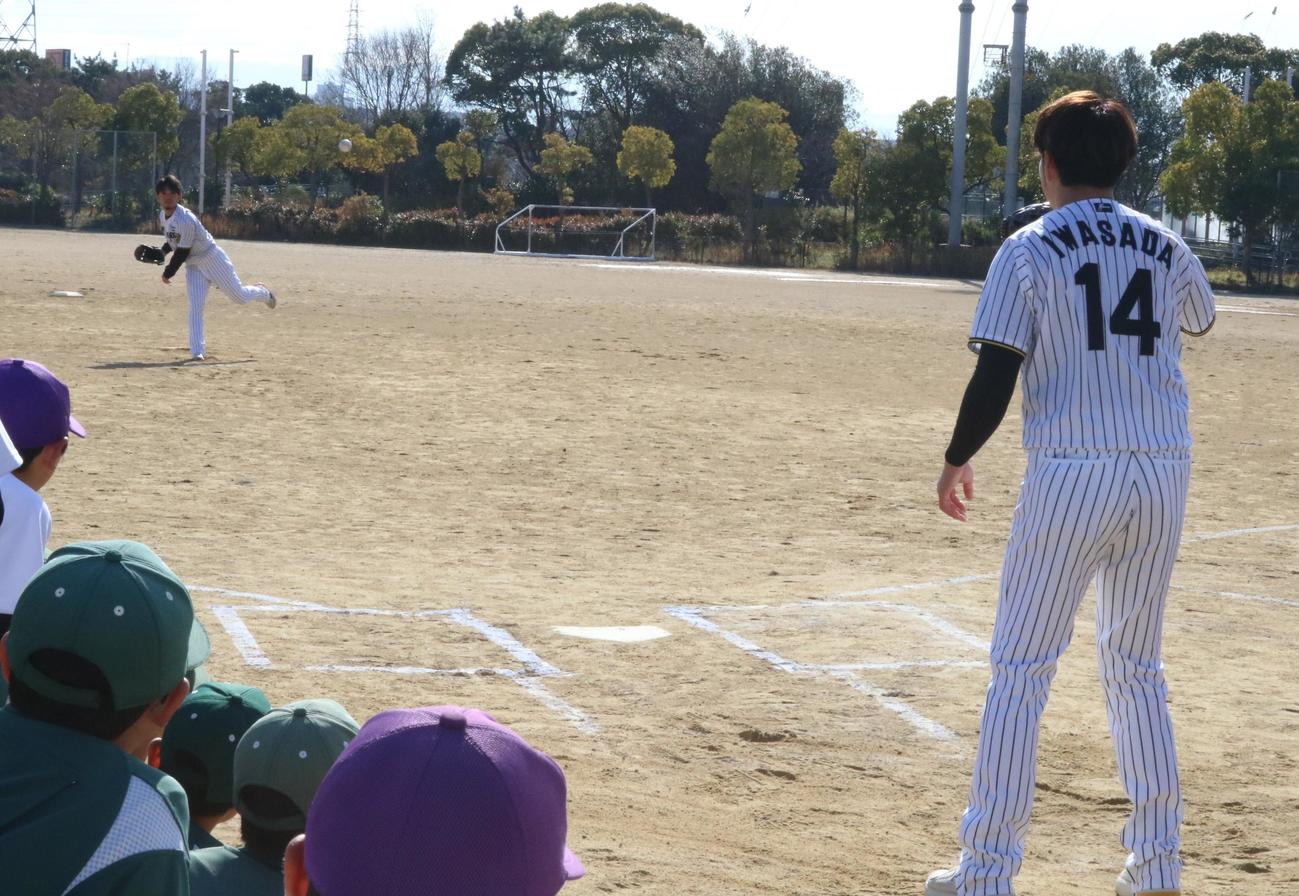 阪神岩貞（右）と伊藤将が野球教室でキャッチボールを披露する（撮影・林亮佑）