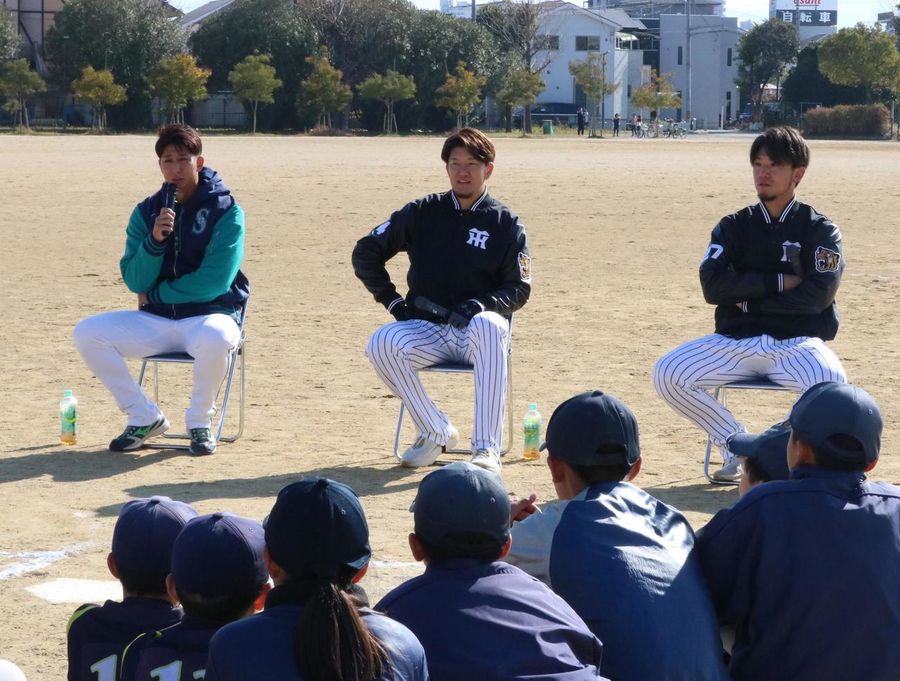 野球教室で質疑応答に答える講師。左からマリナーズ福田特任コーチ兼コンサルタント、阪神岩貞、阪神伊藤将（撮影・林亮佑）